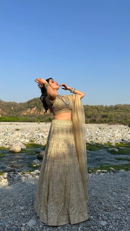 <p>आप रिंग सेरेमनी में शेफाली का ऑफ व्हाइट कलर लहंगा कैरी करें। ये फ्यूजन लुक देता है। वी नेक ब्लाउज लहंगे के साथ परफेक्ट रहेगा। </p>
