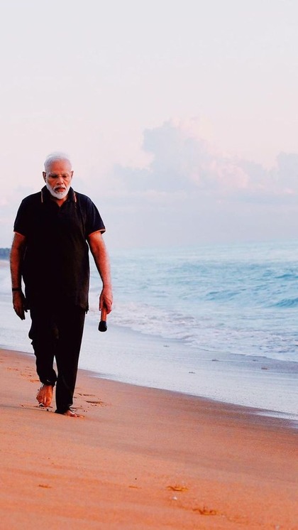 <p>स्वच्छता अभियान के तहत PM मोदी ने तट की सफाई की थी। इस दौरान वह ब्लैक लोवर-टीशर्ट में नजर आए थे। उनका ये लुक भी काफी वायरल हुआ था। </p>
