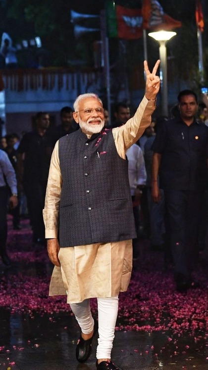 <p>17 सितबंर को पीएम मोदी 73वां जन्मदिन मना रहे हैं। वह मजबूत छवि के साथ लुक्स से भी लोगों के दिलों में खास जगह रखते हैं। आज हम आपको उनके वायरल लुक्स के बारे में बताने जा रहे हैं। </p>
