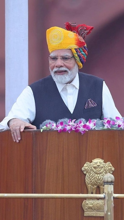 <p>पीएम मोदी ने संसद की यात्रा से पहले अपने निजि जीवन की यात्रा को याद किया की कैसे उन्होंने रेलवे स्टेशन से लेकर संसद तक का सफर तय किया। </p>
