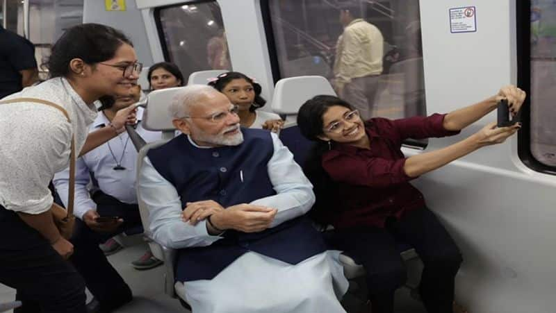 Girl congratulated PM Modi by singing a song on his birthday in metro smp