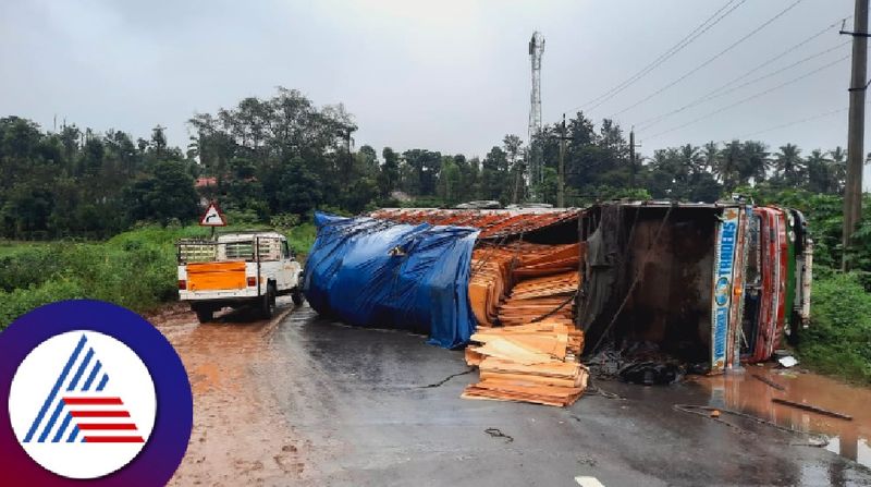 10 wheeler lorry overturned on the national highway resulting in a traffic jam for some time at chikkamagaluru rav