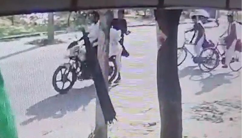 Uttar Pradesh 17 year old young girl died after hitting by two wheeler three men arrested ans