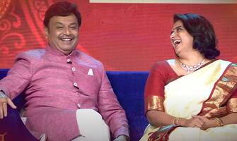 పవిత్ర లోకేష్‌ ముందే ఎమోషనలైన నరేష్‌.. కృష్ణ ఫోటో పట్టుకుని హ్యాపీగా లేనంటూ స్టేజ్‌పైనే భావోద్వేగం
