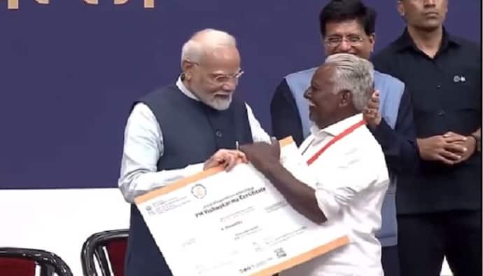 PM Modi receives heartfelt hug from Tamil Nadu net maker during Vishwakarma scheme launch | WATCH