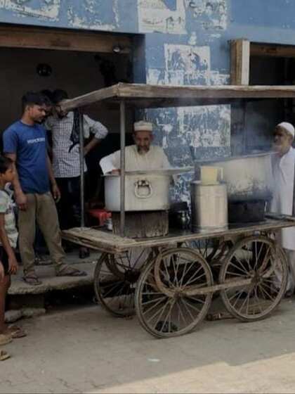 संभल के मोहम्मद  कासिम का बचपन पिता के ठेले पर गंदी प्लेटे धोते  बीता