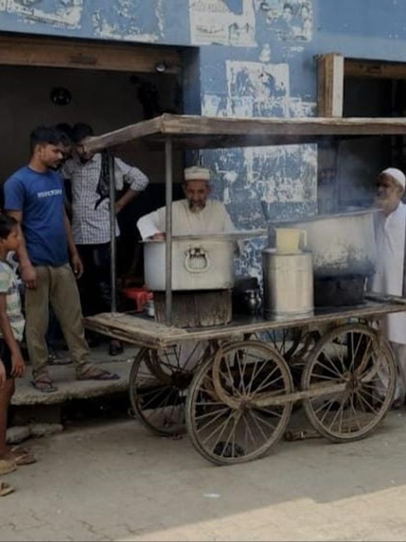 संभल के मोहम्मद कासिम का बचपन पिता के ठेले पर गंदी प्लेटे धोते बीता