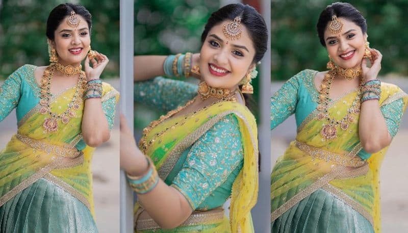 Anchor Sreemukhi beautiful look in traditional Wear NSK