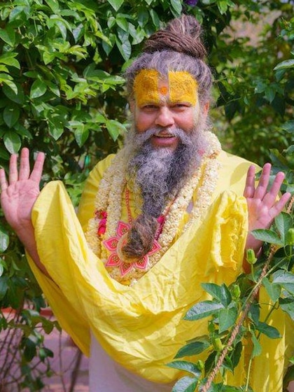 <p>प्रेमानंद महाराज का एक वीडियो इन दिनों काफी वायरल हो रहा है, जिसमें वे एक डॉक्टर को अपने दिनचर्या बता रहे हैं। बाबा की दिनचर्या के बारे में जानकर डॉक्टर खुद हैरान हो गए।<br />
 </p>
