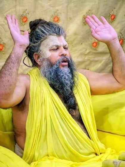 <p>बाबा कहते हैं कि रात 1.30 बजे से उनकी दिनचर्या शुरू हो जाती है। दैनिक कामों से निपटकर प्रवचन और सत्संग के लिए आ जाते हैं। ये कार्यक्रम सुबह लगभग 9.15 तक चलता है। </p>
