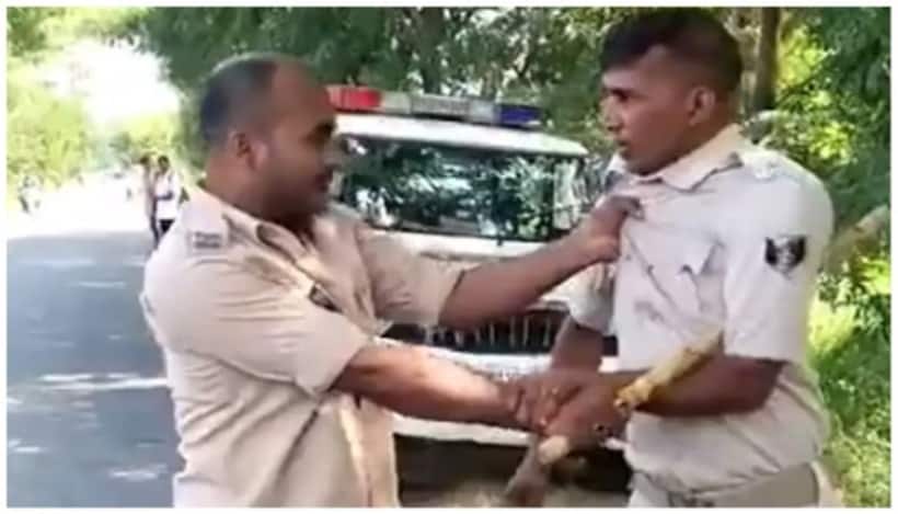 నడిరోడ్డుపై ఘర్షణ పడ్డ పోలీసులు.. గొడవకు కారణమదేనా..? వీడియో వైరల్