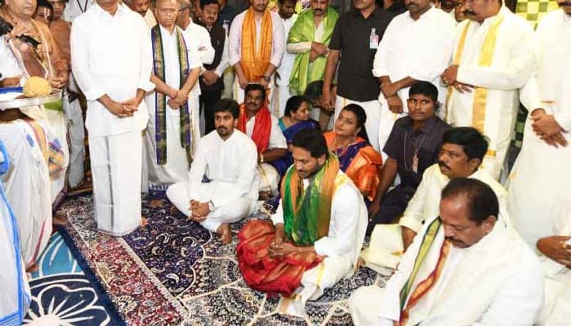 AP CM YS Jagan Offers Prayers in Tirumala lns