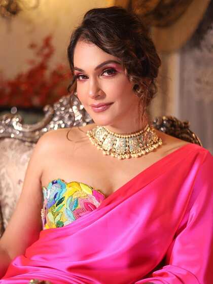 ईशा कोप्पिकर ने पॉकेट मनी के लिए मॉडलिंग करना शुरु किया था ।