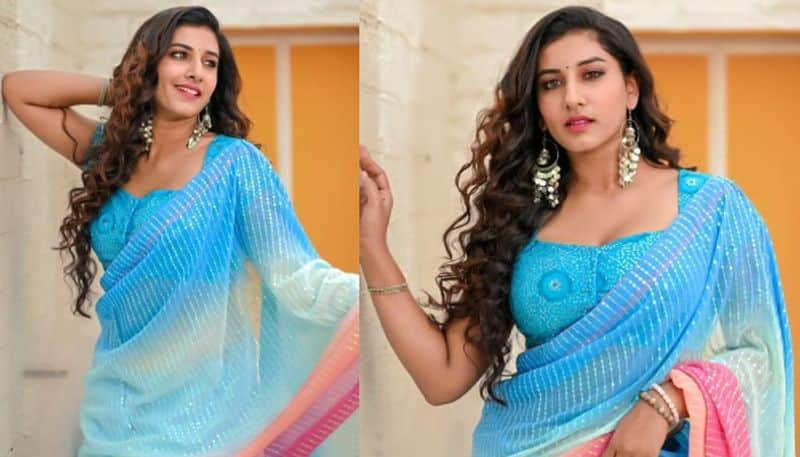 Anchor Vishnupriya Looks beautiful in colourful Saree NSK