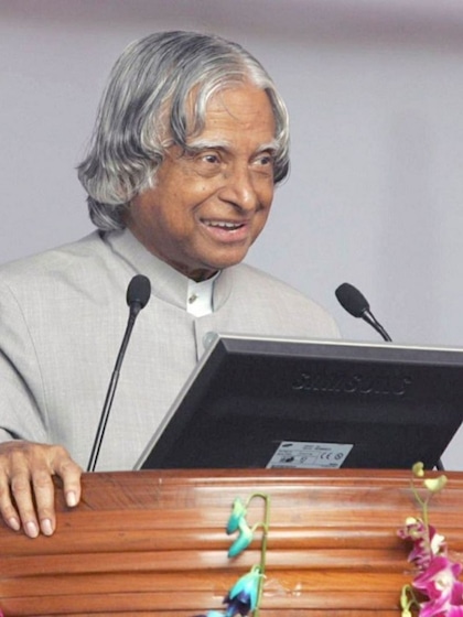 <p>भारत के 11वें राष्ट्रपति डॉ. ए.पी.जे. अब्दुल कलाम का जन्म एक तमिल मुस्लिम परिवार में हुआ था। स्कूल के बाद हॉकर का काम करते थे। वही कलाम वैज्ञानिक बनें, बाकि इतिहास है।</p>
