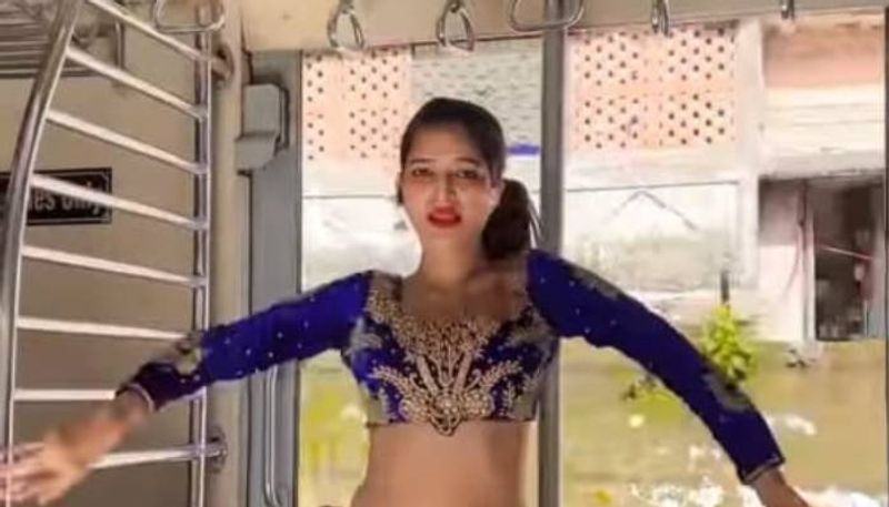 woman belly dance in mumbai train viral video rlp