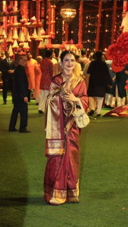 <p>रेखा की मरून कांजीवरम साड़ी सबपर भारी पड़ी। गोल्डन ज्वेलरी और गजरे के साथ वे अंबानी हाउस पहुंचीं। </p>
