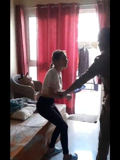 नशे में एक Customer घुसा दूसरे फ्लैट में,फिर हुआ Sex ...