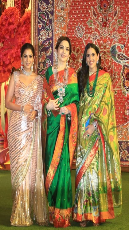 <p>अंबानी फैमिली के घर बप्पा के दर्शन के लिए सेलिब्रिटी पहुंचे।  नीता अंबानी दोनों बहुओं के साथ नजर आईं। नीता अंबानी ग्रीन, श्लोका लाइट गोल्डन और राधिका शिमरी साड़ी में नजर आईं। </p>

<p> </p>

<p> </p>

<p> </p>
