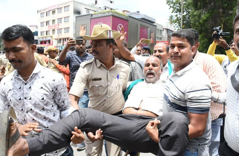 Protest by farmers condemning the government's action of stealing and releasing water snr