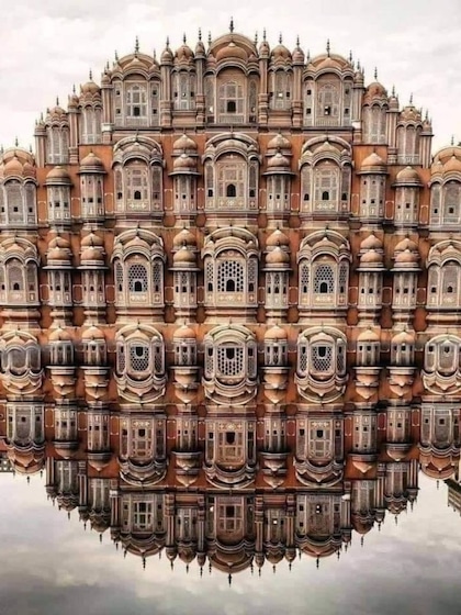 <p>हवा महल रानियों के लिए बनवाया गया था, झरोखे और खिड़कियों से रानियां शहर के नीचे हो  रहे इवेंट को देखती थी ।</p>
