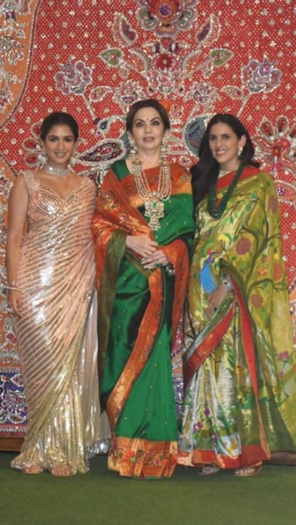 <p>नीता अंबानी का फैशन सेंस गजब है। गणेश चतुर्थी पर वह ग्रीन कांजीवरम सिल्क साड़ी में नजर आईं। उन्होंने पर्ल नेकलेस, हैवी स्टेटमेंट ज्वेलरी कैरी की। इस साड़ी की कीमत लाखों में है। </p>
