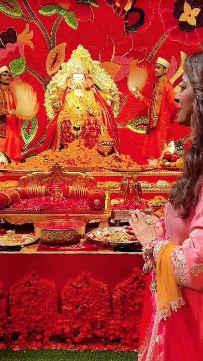 जूही चावला ने एंटिलिया में की बप्पा की पूजा