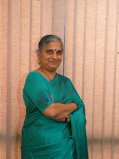 <p>इंफोसिस के सह-संस्थापक एनआर नारायण मूर्ति की पत्नी सुधा मूर्ति को हाल ही में ग्लोबल इंडियन अवार्ड से सम्मानित किया गया है।</p>
