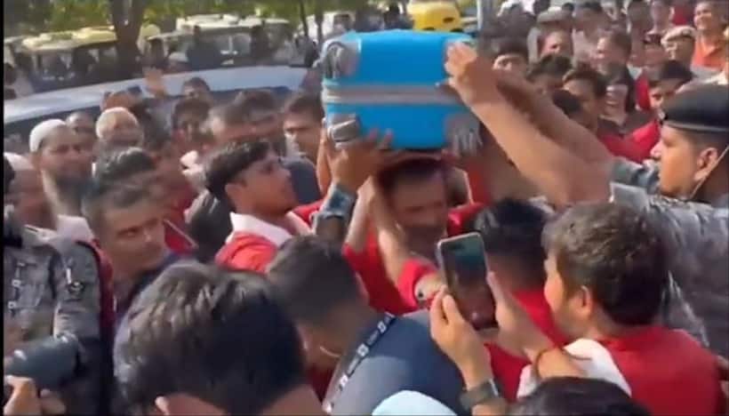 Rahul Gandhi trolled after turning 'coolie' at Delhi's Anand Vihar railways station | WATCH