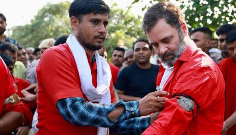 రైల్వే కూలీగా రాహుల్ గాంధీ: న్యూఢిల్లీలో కూలీల సమస్యలు తెలుసుకున్న కాంగ్రెస్ నేత