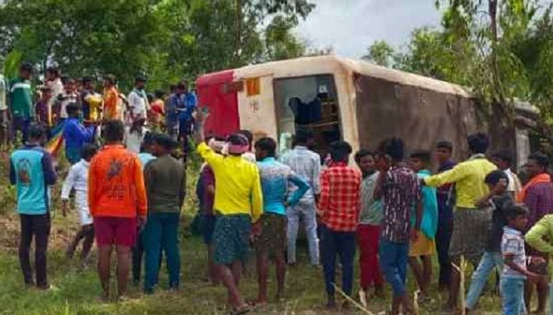 60 Passengers Injured due to KKRTC Bus Overturns at Sandur in Ballari grg 