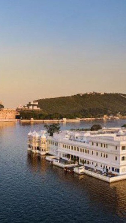 <p>उदयपुर में पिछोला झील के बीच स्थित लेक पैलेस के लिए नाव का सहारा लेना पड़ा है। यहां रणबीर-दीपिका की फिल्म ये जवानी है दीवानी की शूटिंग हुई थी।<br />
 </p>
