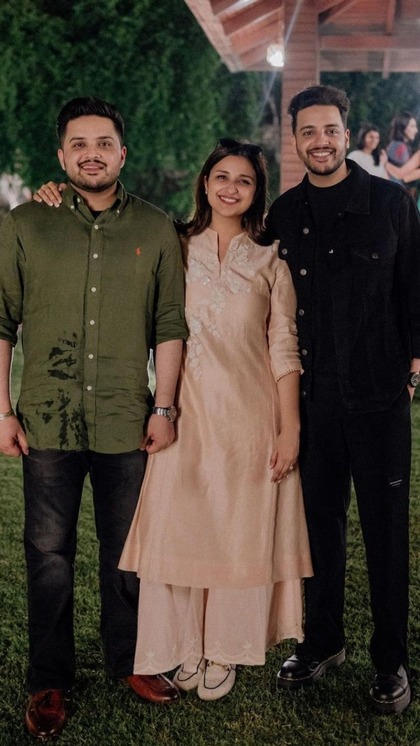 <p>परीणीति अपनी फैमिली के बेहद क्लोज हैं और वे अपने भाइयों से बेहद प्यार करती हैं। अक्सर सोशल मीडिया पर lतीनों की ट्वनिंग दिखती है। </p>
