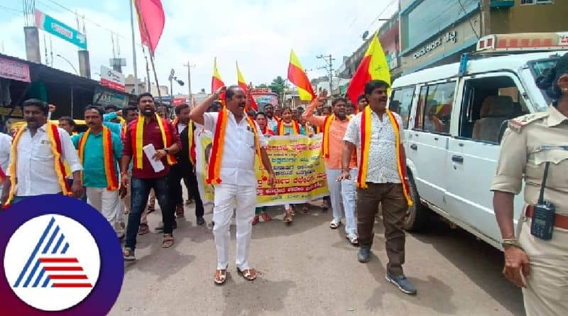 Cauvery water dispute protest against state govt by ka ra ve at chitradurga rav