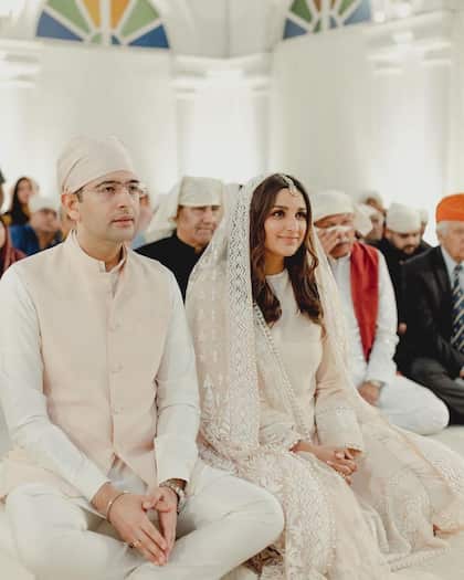 <p>परिणिति और राघव चड्ढा शादी की रस्मों के लिए उदयपुर पहुंच गए हैं। 24 सितबंर को दोनों सात फेरे लेंगे।</p>
