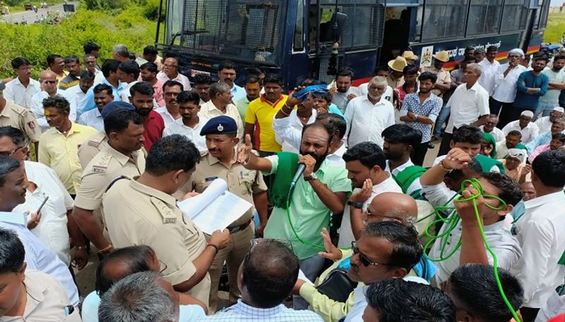 Farmers Outrage against the Government of Karnataka For Not Yet Water Come to Canal in Chikkodi grg