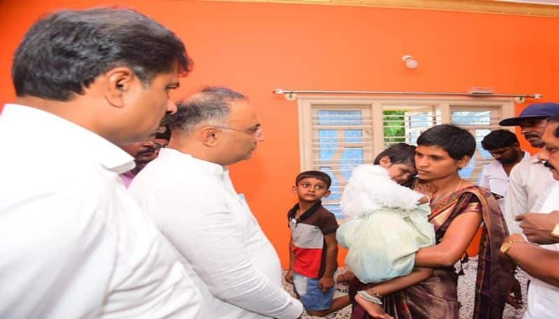 Minister Dinesh Gundu Rao Met the Children Affected by the Skin Disease in Chamarajanagara grg