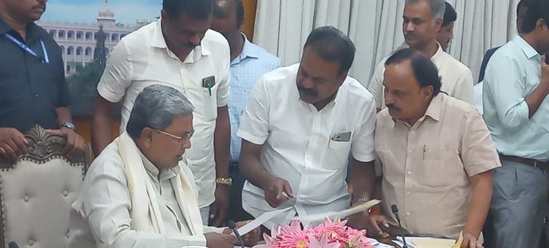 MLA HV Venkatesh met CM Siddaramaiah snr