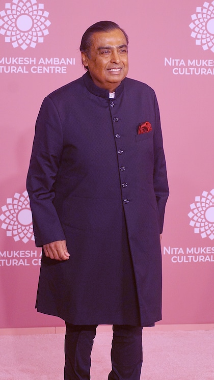 <p>मुकेश अंबानी दुनिया के सबसे अमीर लोगों में से गिने जाते हैं। वह भारत के अलावा दूसरे देशों में भी बिजनेस करते हैं आज हम आपको विदेश में मौजूद उनके होटल के बारे में बताने जा रहे हैं।</p>
