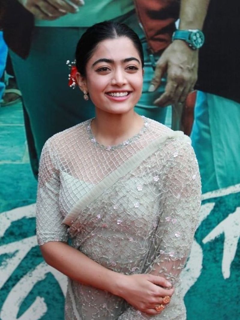 नेट लाइट शेड साड़ी सूदिंग लुक दे रही है, try करे सिर्फ आपके चर्चे होंगे
