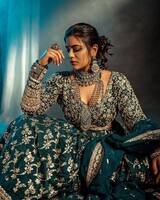 రాయల్‌ లుక్‌లో మైండ్‌ బ్లాక్‌ చేస్తున్న ఐశ్వర్యా రాజేష్‌.. భారీ పరువాలు, ఒంటినిండా నగలతో అందాల రాజహంసలా పోజులు