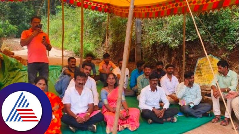 Illegal encroachment of Anganwadi land Balur GP president and members protest at chikkamagaluru rav