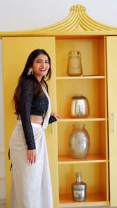 డిజైనర్ శారీలో వకీల్ సాబ్ బ్యూటీ విస్ఫోటనం.. నడుము హైలైట్ చేస్తూ అన్ని యాంగిల్స్ లో పరువాలతో కవ్వింత 