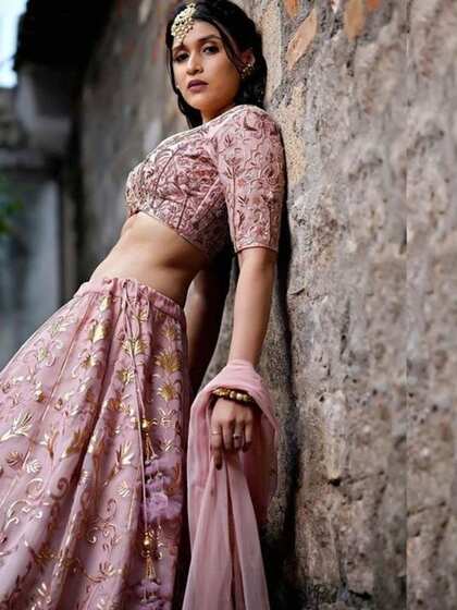 <p>मन्नारा चोपड़ा साउथ सिनेमा का जाना माना नाम है, वह तमिल, तेलुगु और कन्नड़ फिल्मों में अपनी एक्टिंग का जलवा बिखेर चुकी हैं। साल 2014 में  फिल्म 'जिद' से बॉलीवुड में डेब्यू किया था। </p>
