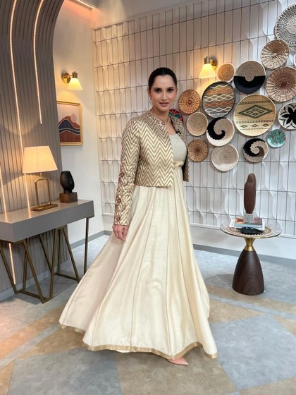 <p>क्रीम कलर के गाउन पर गोल्डन  जैकेट का लुक सानिया को एलिगेंट बना रहा है, आप भी इसे try कर सकती है। </p>
