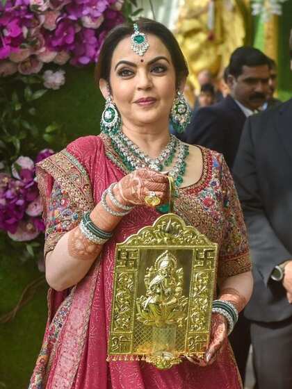 <p>नीता अम्बानी सुबह की चाय जापान के सबसे पुराने क्रॉकरी ब्रांड नोरिटेक के कप में चाय पीकर करती हैं। इस कप में  (गोल्ड) बॉर्डर है और इसके 50 पीस के सेट की कीमत डेढ़ करोड़ रुपए है। </p>
