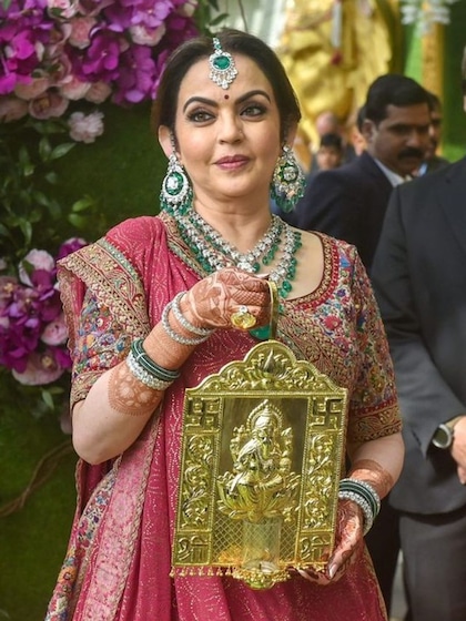 <p>नीता अम्बानी सुबह की चाय जापान के सबसे पुराने क्रॉकरी ब्रांड नोरिटेक के कप में चाय पीकर करती हैं। इस कप में  (गोल्ड) बॉर्डर है और इसके 50 पीस के सेट की कीमत डेढ़ करोड़ रुपए है। </p>
