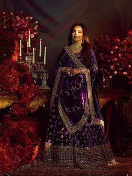 <p>नीता अंबानी के बैग्स का कलेक्शन लाजवाब है। उनके बैग में भी हीरे जड़े होते हैं। दुनिया के सबसे महंगे ब्रांड्स के हैंडबैग्स चनेल, गोयार्ड और जिम्मी चू केरी उनके कलेक्शन में शामिल है</p>
