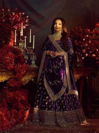 <p>नीता अंबानी के बैग्स का कलेक्शन लाजवाब है। उनके बैग में भी हीरे जड़े होते हैं। दुनिया के सबसे महंगे ब्रांड्स के हैंडबैग्स चनेल, गोयार्ड और जिम्मी चू केरी उनके कलेक्शन में शामिल है</p>
