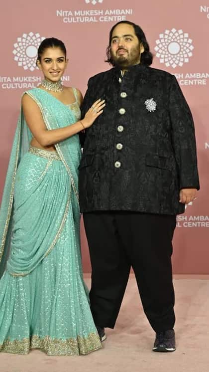 <p>अनंत अंबानी और राधिका मर्चेंट शादी के बंधन में बंधने जा रहे हैं। दोनों 12 जुलाई को शादी रचाएंगे लेकिन उससे पहले दोनों की प्री-वेडिंग फंक्शन जामनगर में शुरू हो गए हैं। </p>
